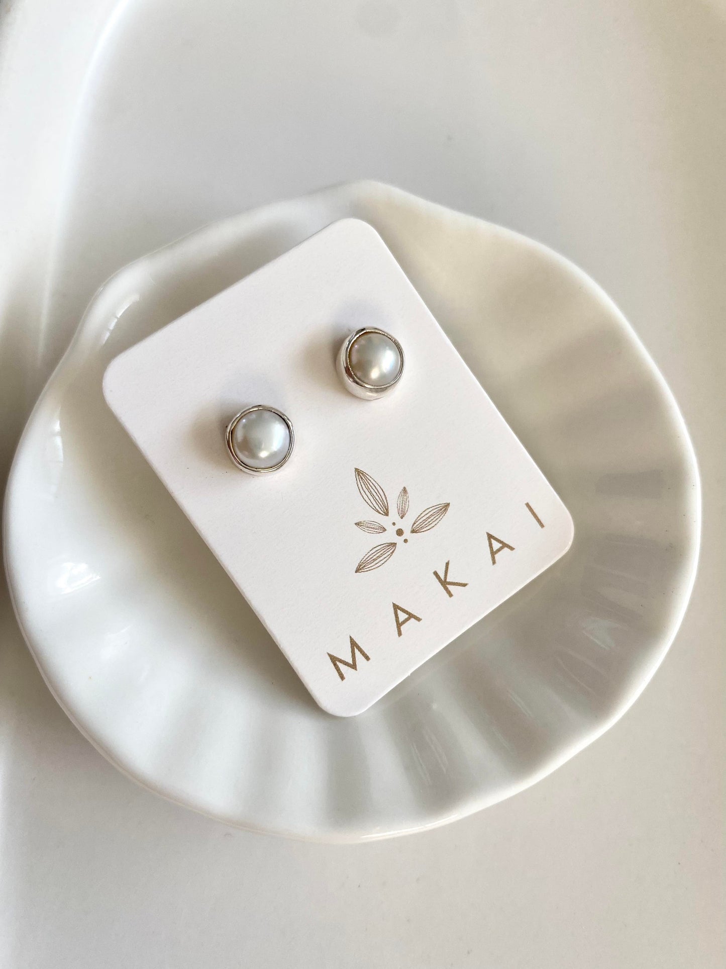 Simple Studs - Pearl