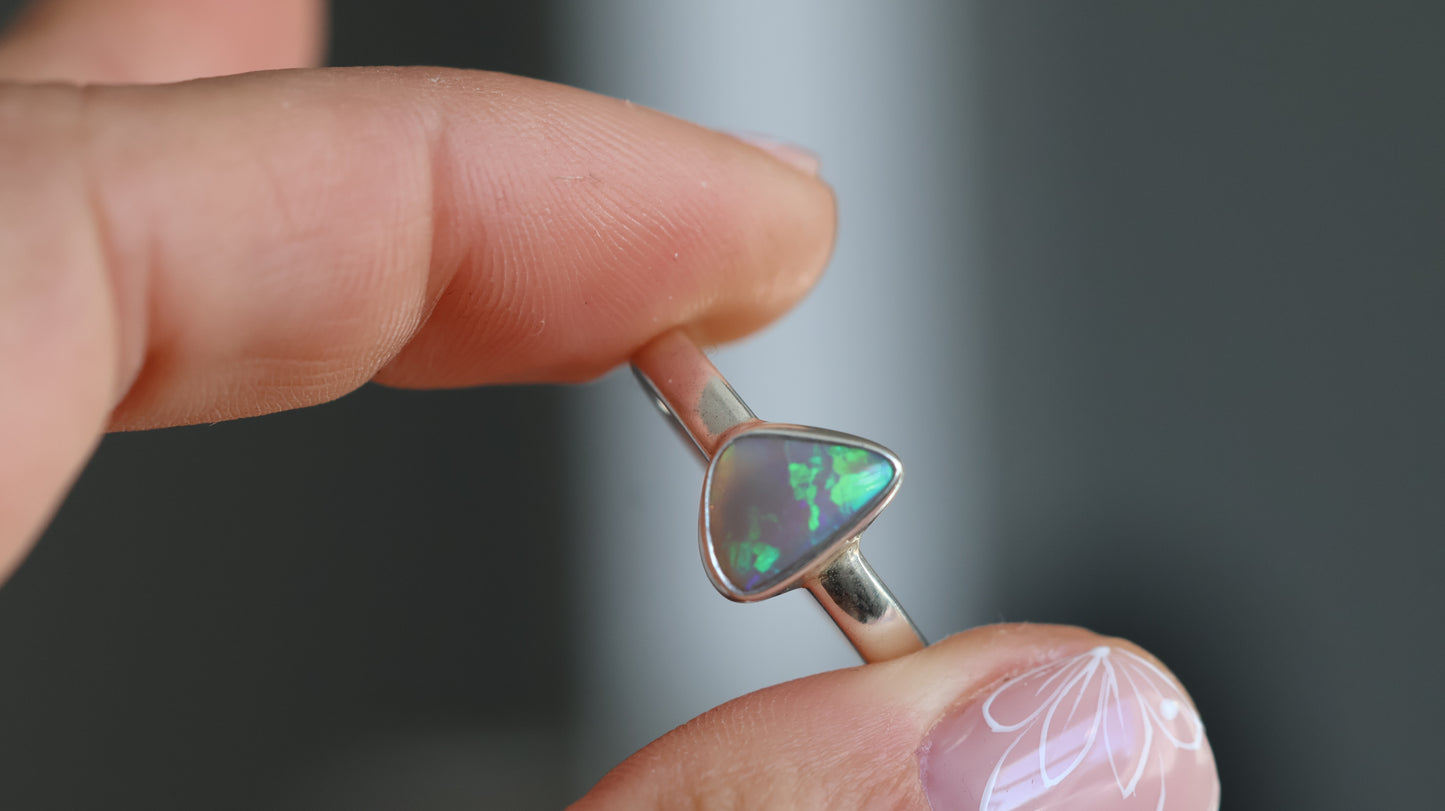 Solid Lightning Ridge Opal size 7.5 (P)