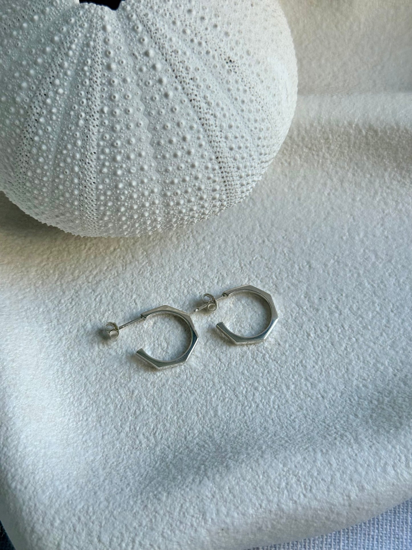 Hexagonal plain hoops
