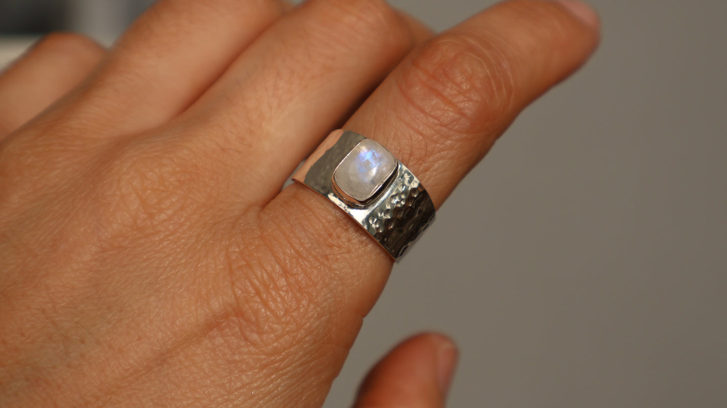 Liri — Moonstone Ring