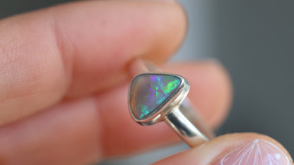 Solid Lightning Ridge Opal size 7.5 (P)