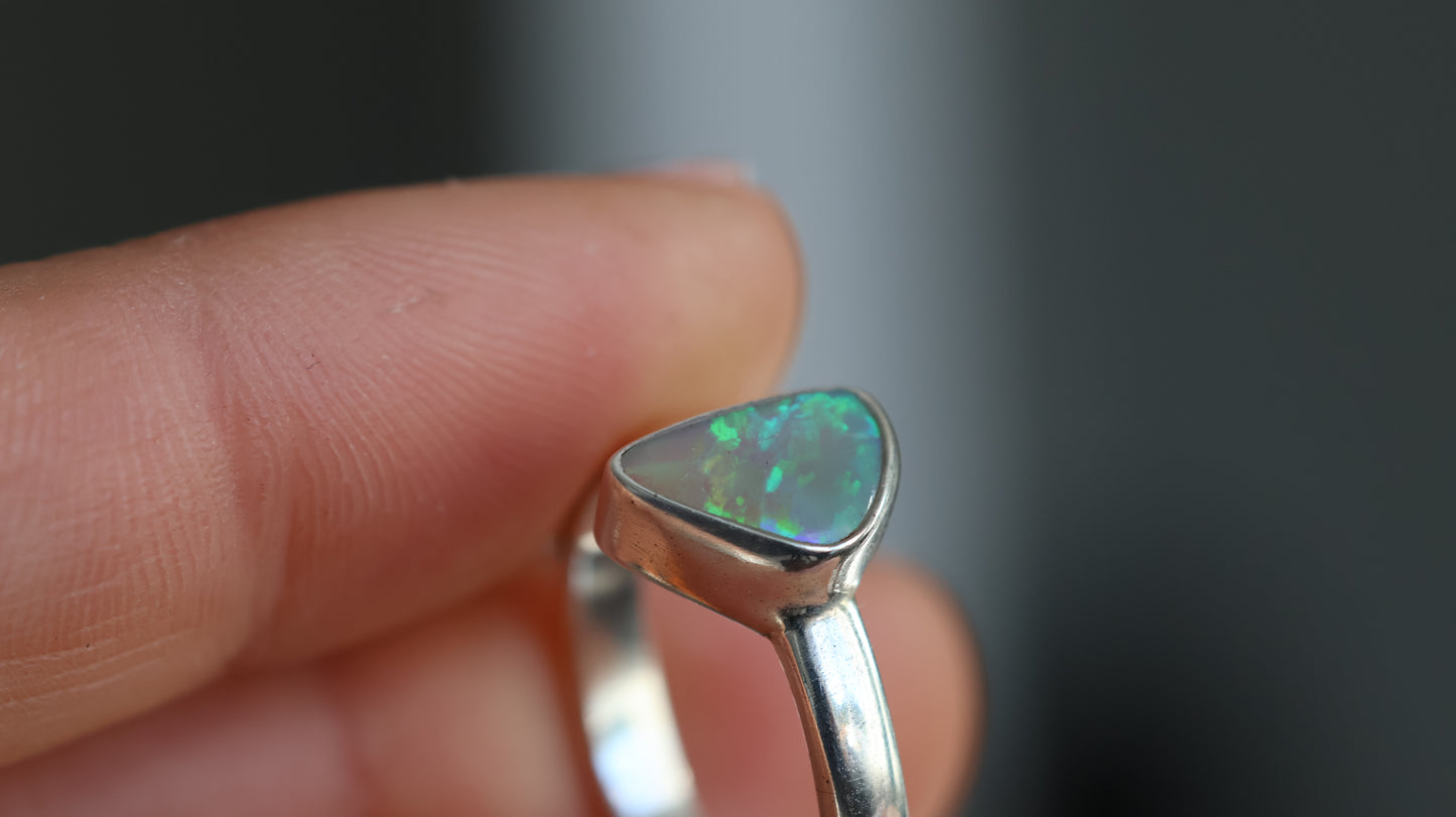Solid Lightning Ridge Opal size 7.5 (P)