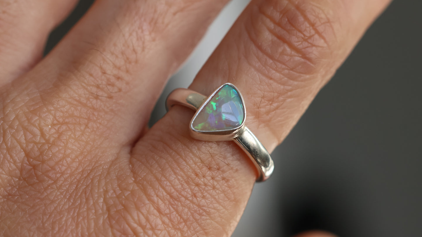 Solid Lightning Ridge Opal size 7.5 (P)