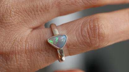 Solid Lightning Ridge Opal size 7.5 (P)