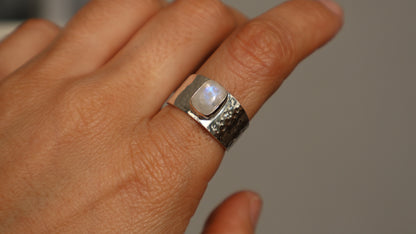 Liri — Moonstone Ring