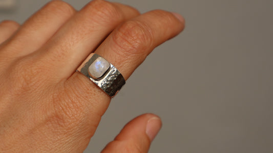Liri — Moonstone Ring